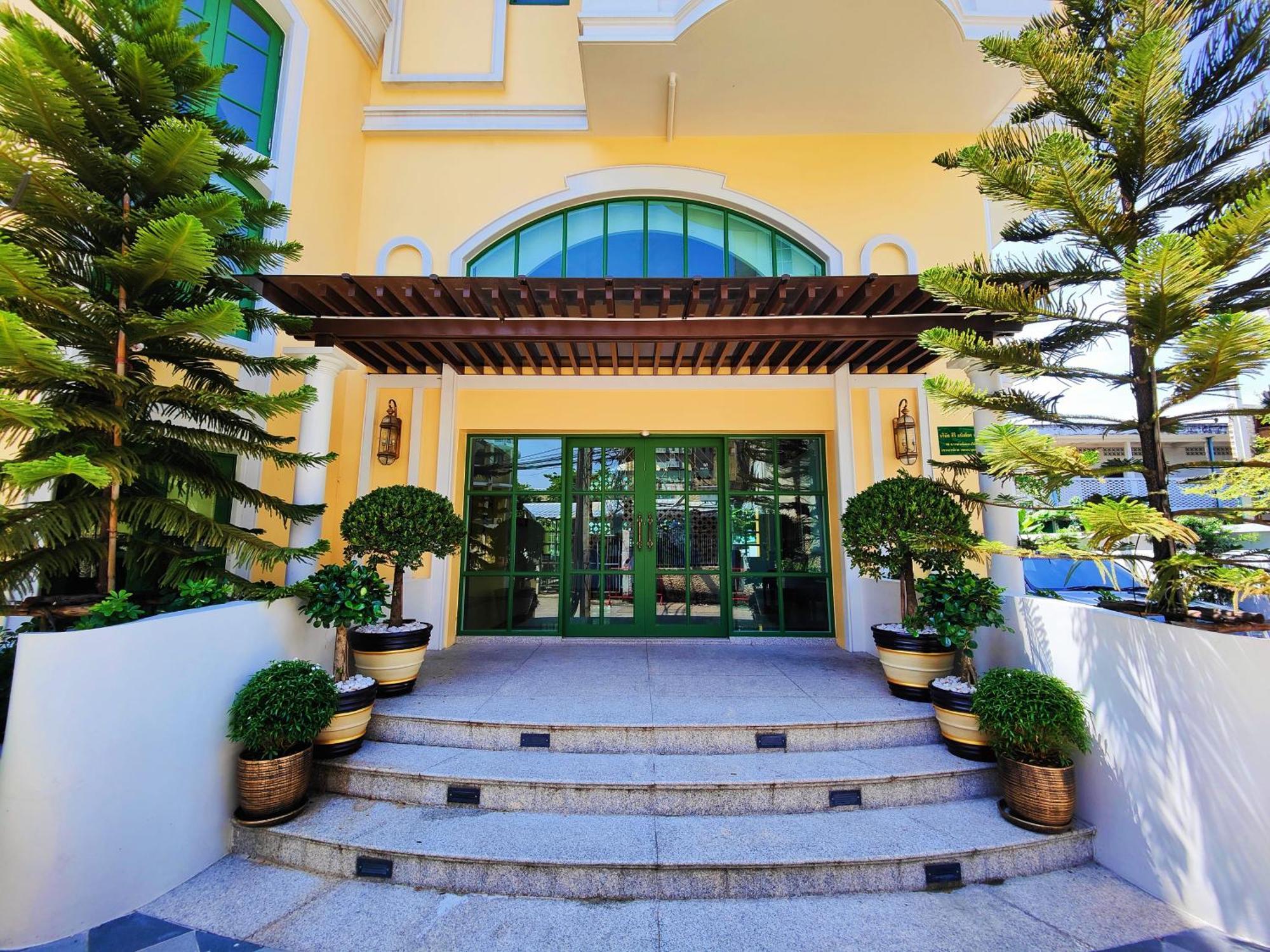Siri Grand Bangkok Hotel Exterior photo