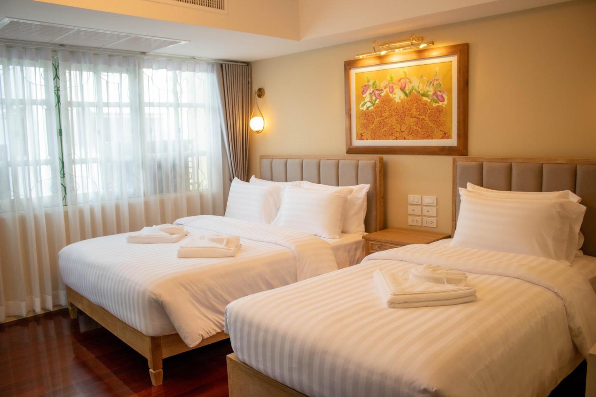 Siri Grand Bangkok Hotel Exterior photo