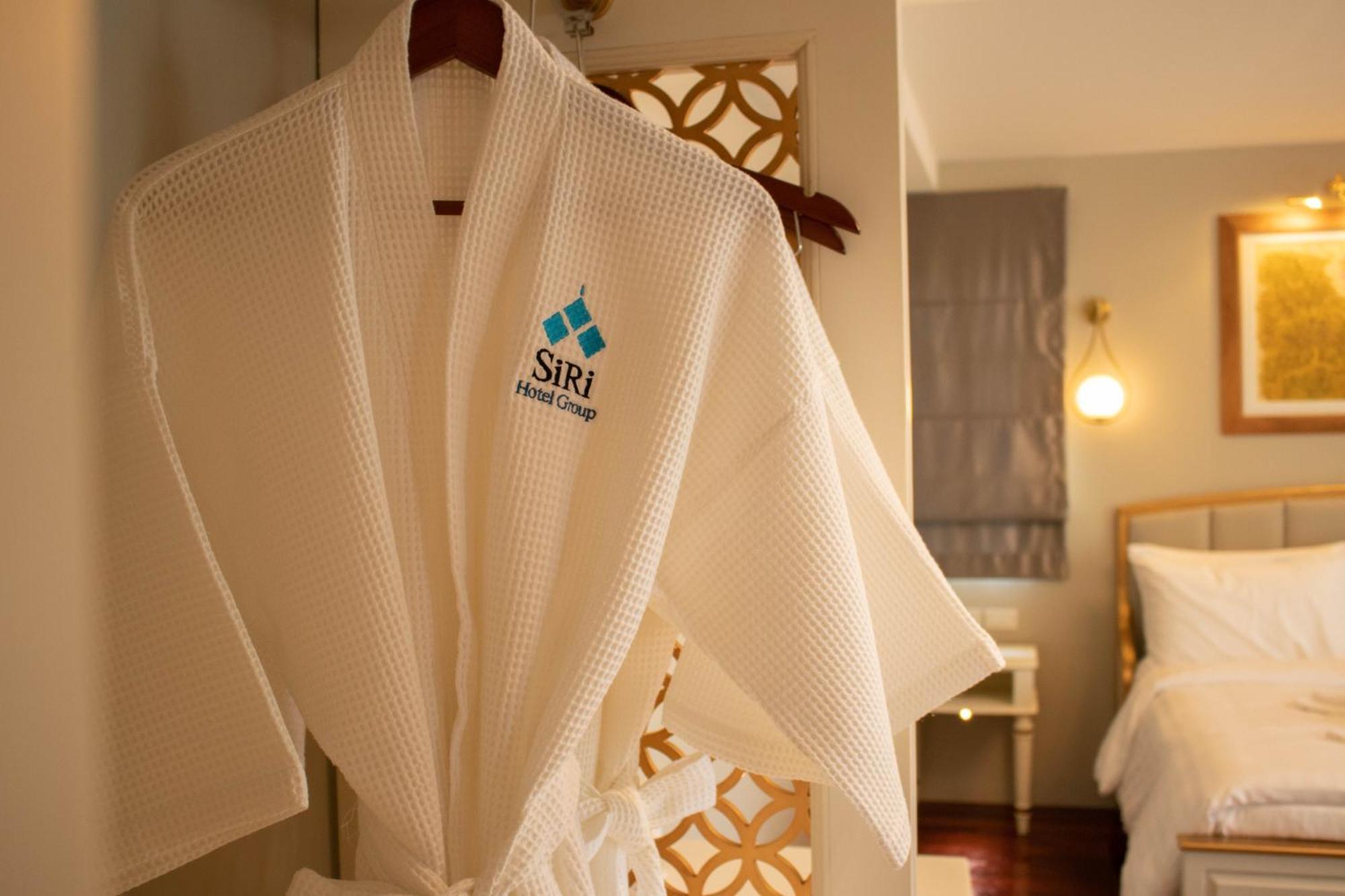 Siri Grand Bangkok Hotel Exterior photo