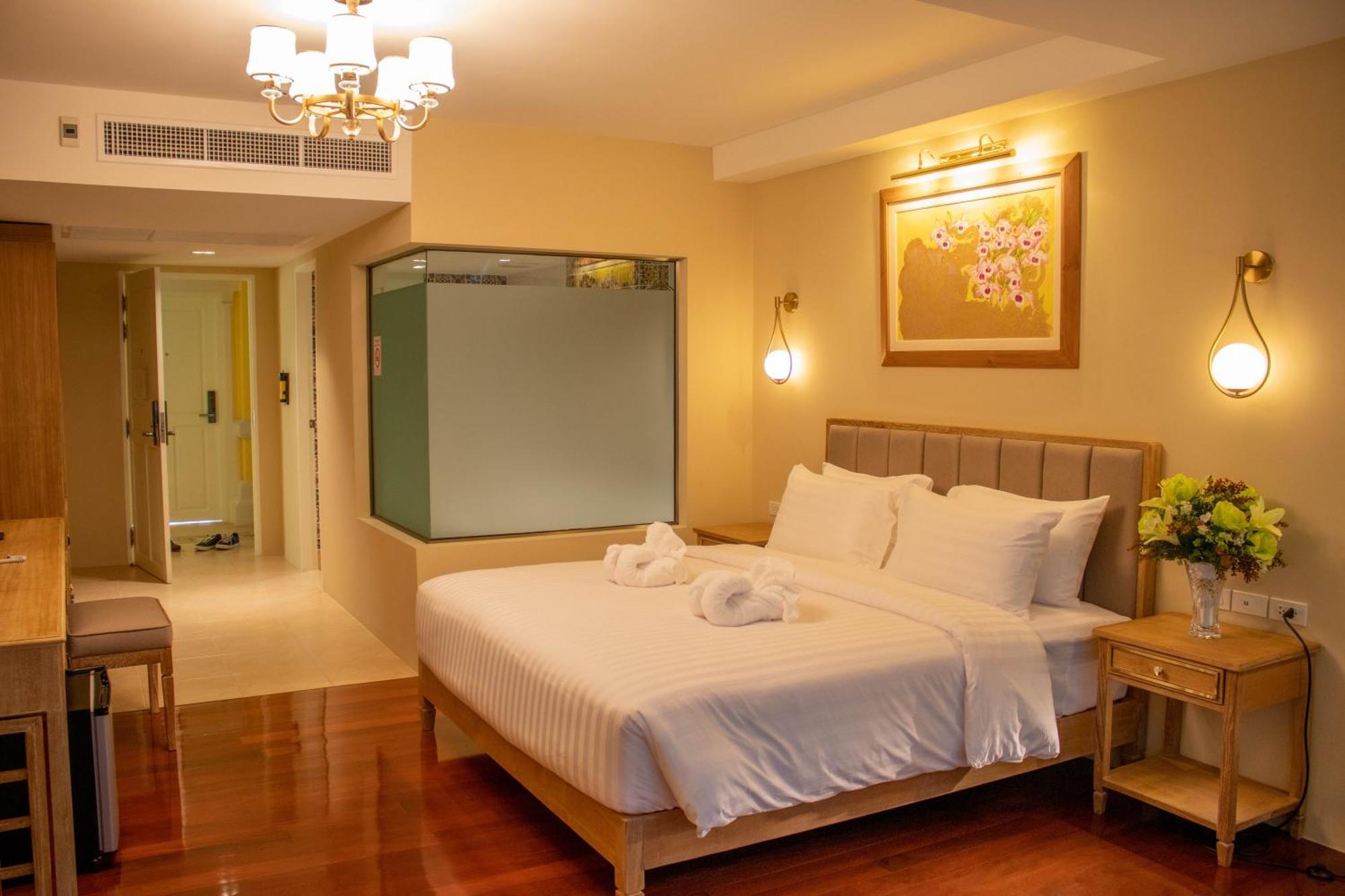 Siri Grand Bangkok Hotel Exterior photo