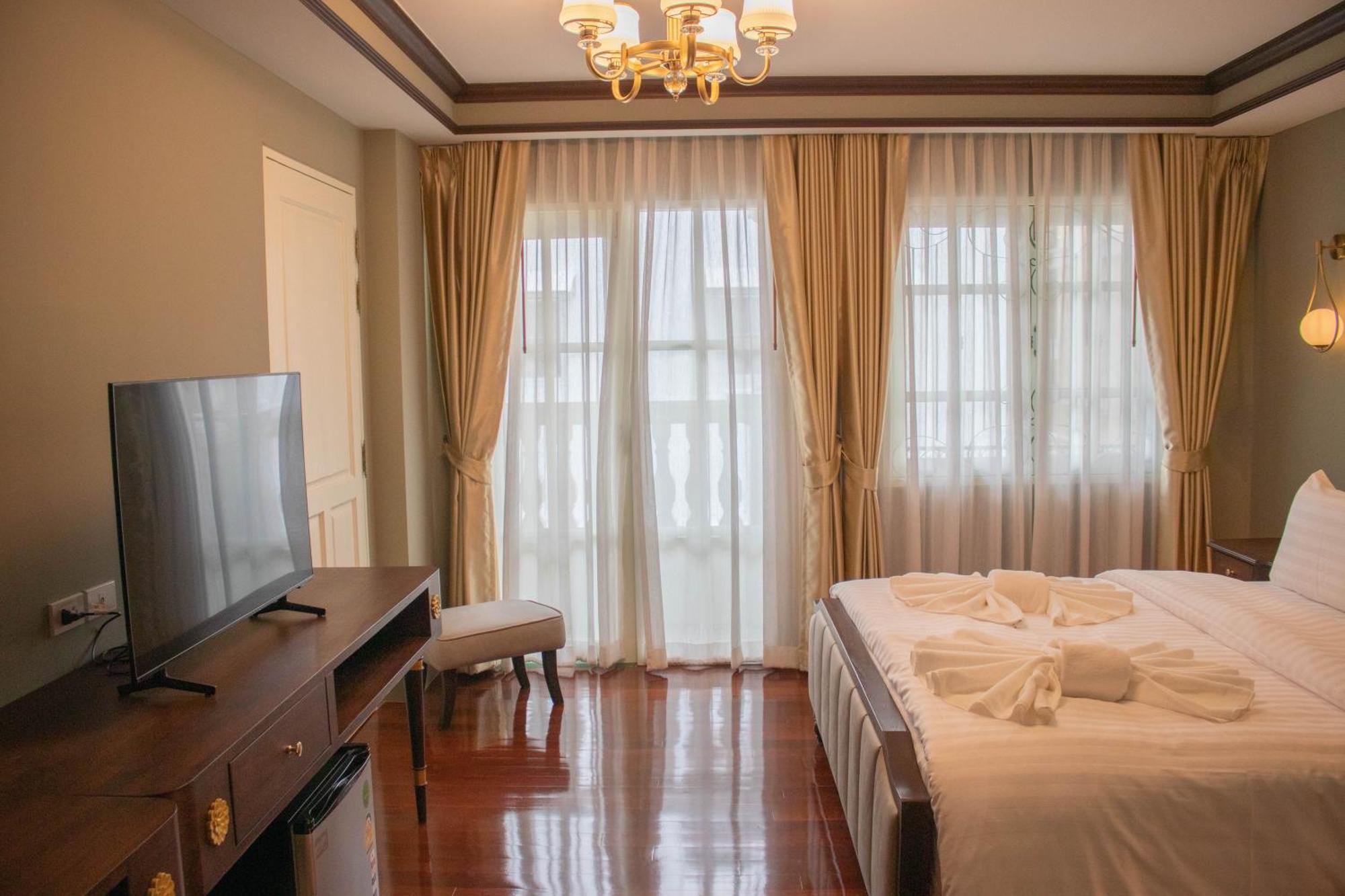 Siri Grand Bangkok Hotel Exterior photo